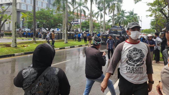 Melindungi tanah adatnya, warga Pulau Rempang direpresi polisi