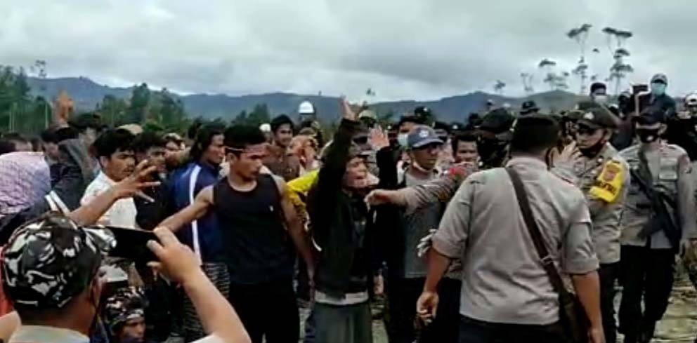 Mempertahankan hutan adat belasan masyarakat Natumingka luka